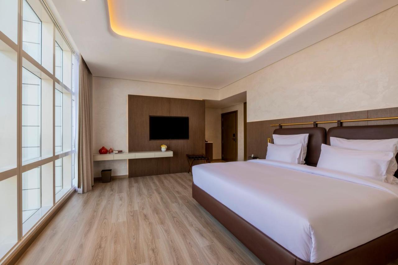 Movenpick Jumeirah Village Triangle Дубай Екстер'єр фото
