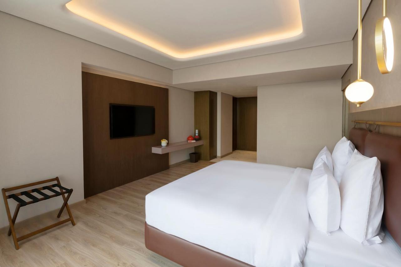 Movenpick Jumeirah Village Triangle Дубай Екстер'єр фото A bedroom at the hotel