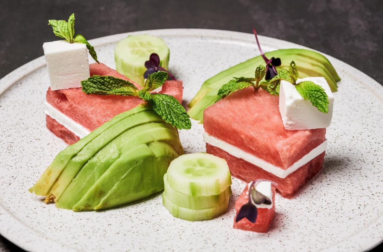 Movenpick Jumeirah Village Triangle Дубай Екстер'єр фото Watermelon and avocado salad