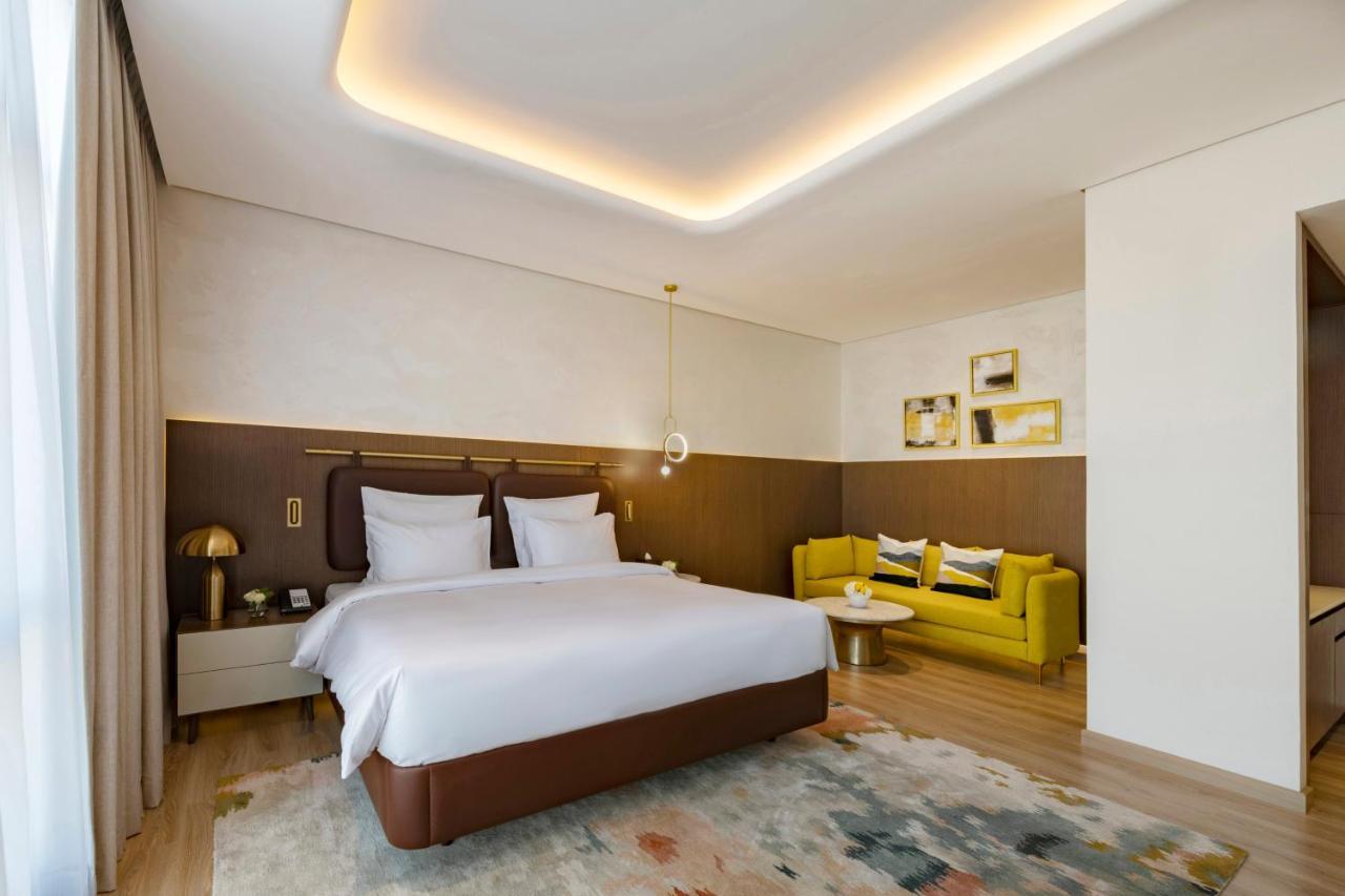 Movenpick Jumeirah Village Triangle Дубай Екстер'єр фото A bedroom at the hotel