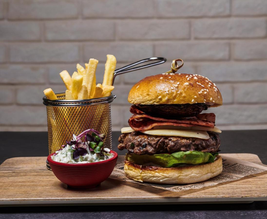 Movenpick Jumeirah Village Triangle Дубай Екстер'єр фото A hamburger with chips
