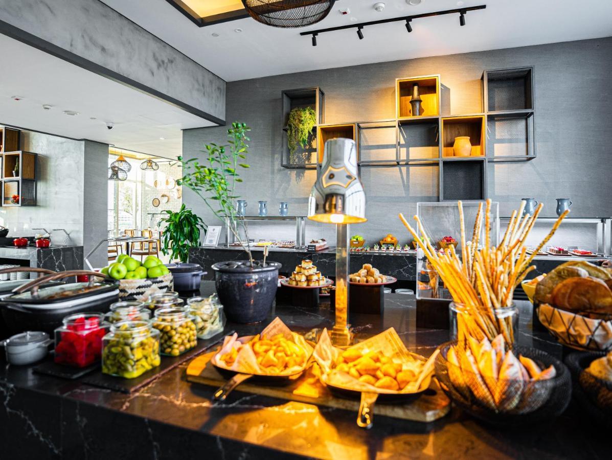 Movenpick Jumeirah Village Triangle Дубай Екстер'єр фото The buffet at the restaurant