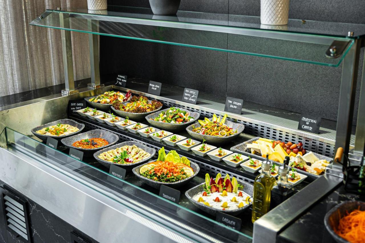 Movenpick Jumeirah Village Triangle Дубай Екстер'єр фото A salad bar