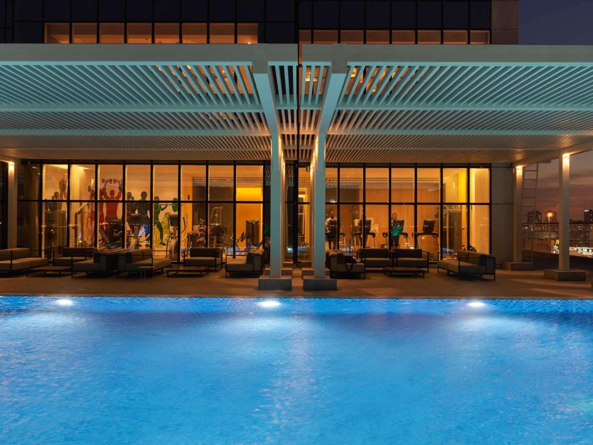 Movenpick Jumeirah Village Triangle Дубай Екстер'єр фото The swimming pool at the hotel