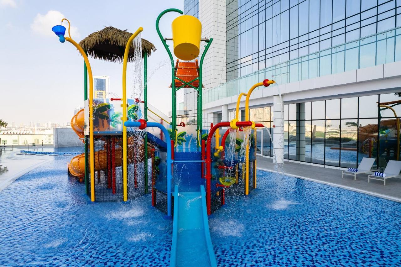 Movenpick Jumeirah Village Triangle Дубай Екстер'єр фото A water park in Dubai