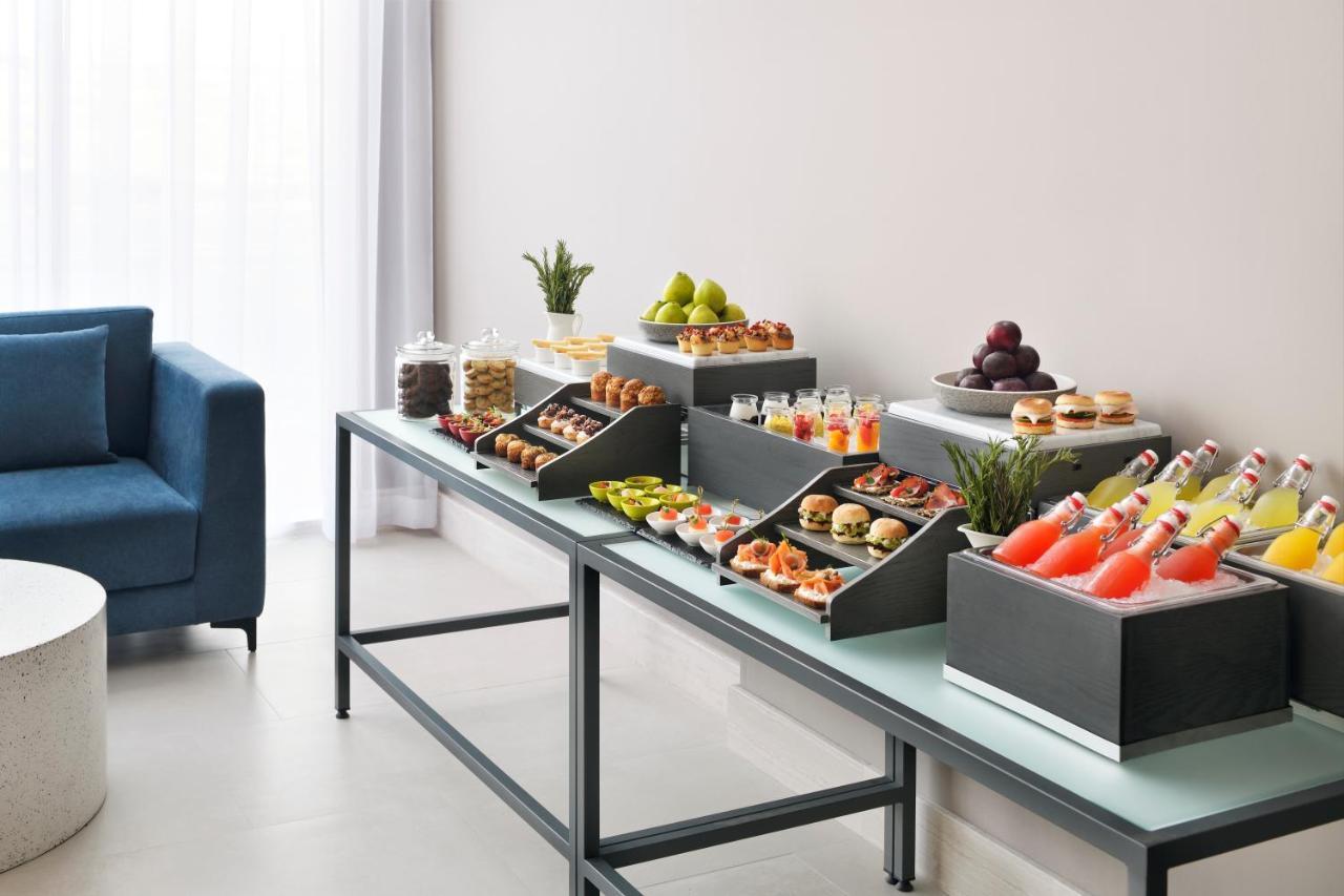 Movenpick Jumeirah Village Triangle Дубай Екстер'єр фото A buffet table