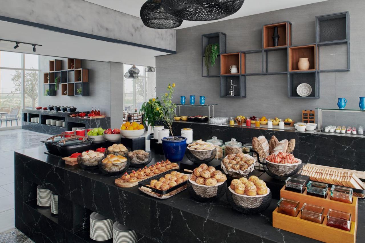 Movenpick Jumeirah Village Triangle Дубай Екстер'єр фото A buffet at a hotel